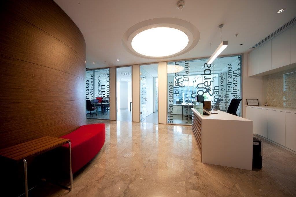 Karşılama / help desk alanı